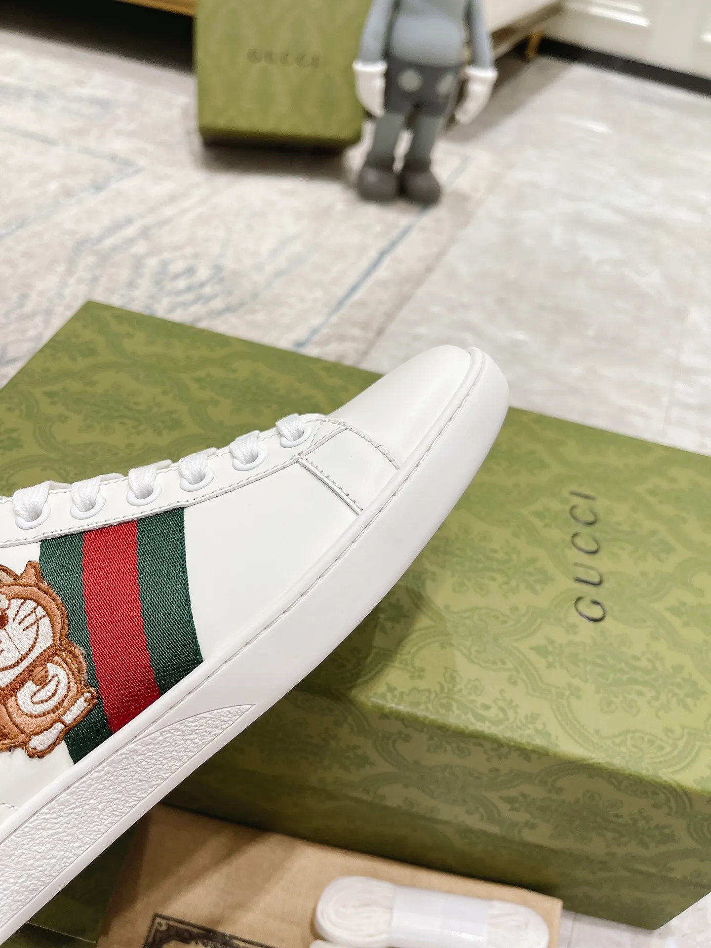 👟👟Ex-factory price 440👟👟 Women's shoe factory GUCCi's latest anti-counterfeiting line classic sports lace-up white shoes for couples ☝︎57 layouts of the whole series are shipped with high quality★ Color matching is being updated continuously... 🔥Look for our upgraded version quality, original mold opening ✔️Original last shape ✔ Everything is authentic from the inside out🥊 🍬Material: 🔸The upper is made of Italian cowhide imported from the original factory. The comfort and softness are higher than ordinary cowhide from domestic factories. ➕Full cowhide lining and foot pads. The lining adopts the same lasting method as the original. The midsole is also printed with double G and the insole is also original molded. 3D craftsmanship❗���Different from ordinary products in the market❗️➕The outsole adopts the original high-density one-to-one sole➕⚠️The snakeskin tail is consistent with the authentic color, and the real snakeskin is a small piece➕🗯The embroidered patches are also authentic. After disassembly, each color comparison is accurate before shipment‼ ️ Shoe size: Female 35-40 Male 39-44
